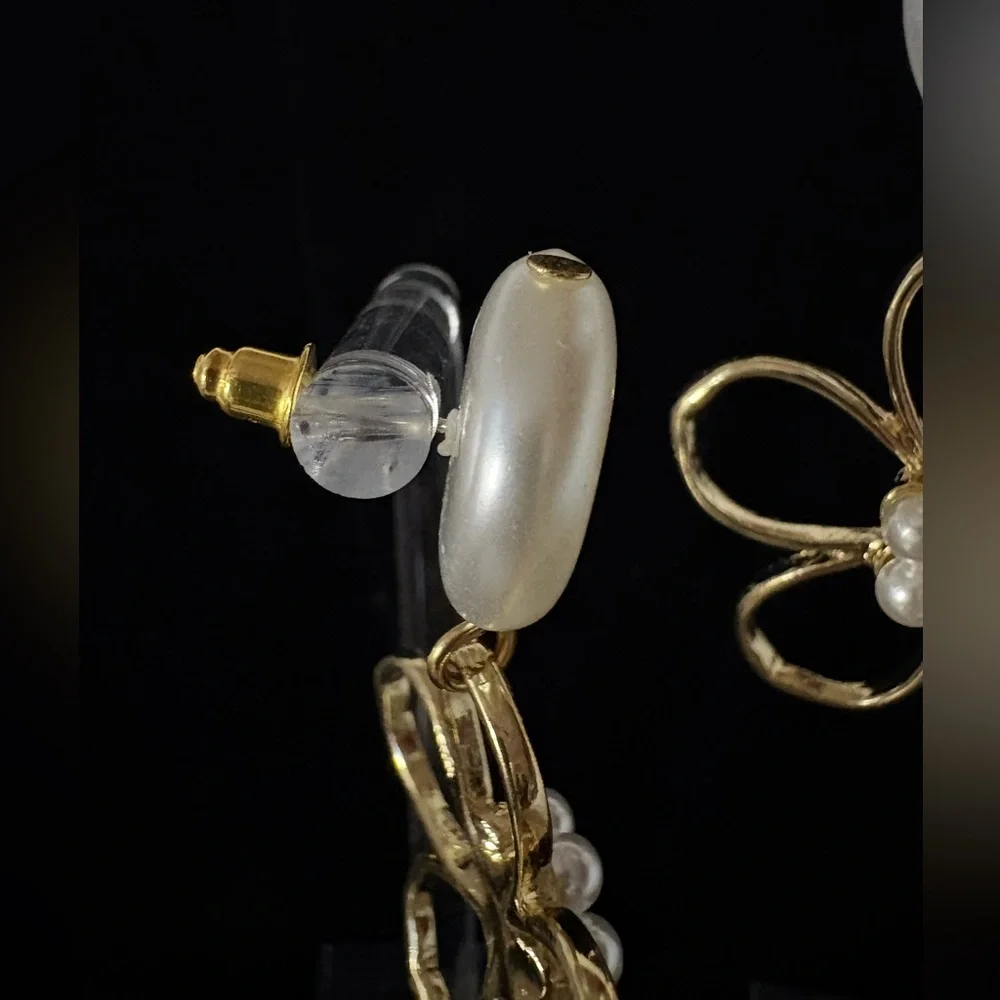 Fun Gold Tone Dangle Daisy Flower Faux Pearl Earrings NWT - Picture 5 of 7